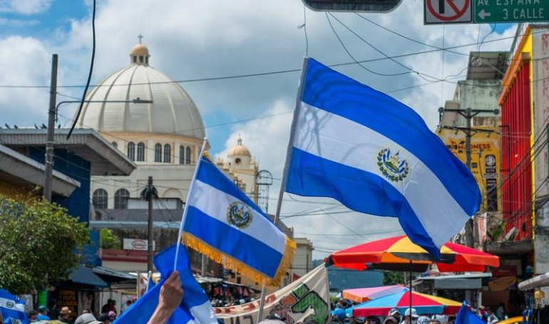 Mimpi Amerika Hidup... Di El Salvador, dan Lebih Aman daripada Disneyland, Kata Pendukung Bitcoin Max Keiser.