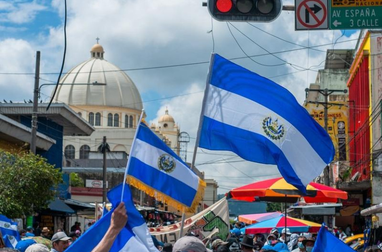 Mimpi Amerika Hidup... Di El Salvador, dan Lebih Aman daripada Disneyland, Kata Pendukung Bitcoin Max Keiser.