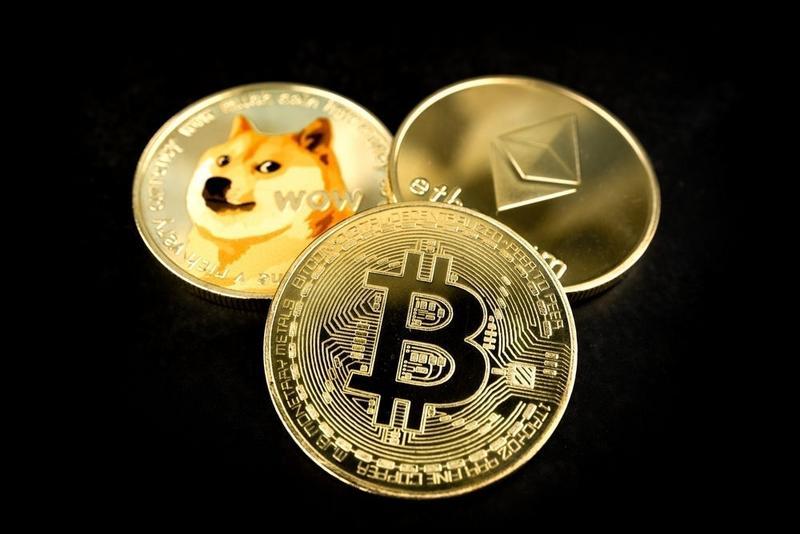 Bitcoin Mencapai Kembali di Atas $90,000, Ethereum dan Dogecoin Tertinggal di Akhir Pekan Rekor.