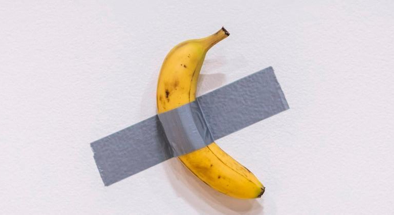 Pengusaha Cryptocurrency yang Membeli Seni Pisang Seharga $6,2 Juta Memakan Buah Tersebut di Hong Kong.