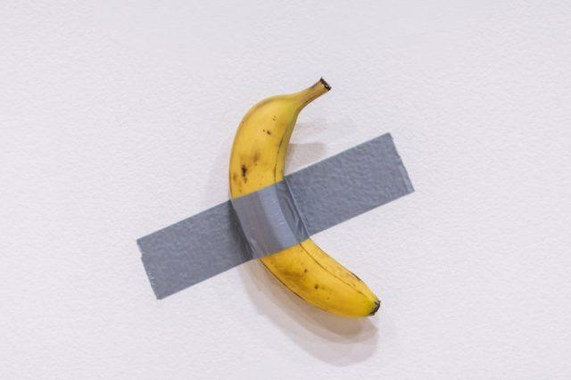 Pengusaha Cryptocurrency yang Membeli Karya Seni Pisang seharga $6,2 Juta Memakan Buahnya di Hong Kong.