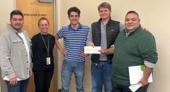 Klub Sekolah Menengah Petaluma Donasikan $5,000 ke Pusat Kesehatan Petaluma