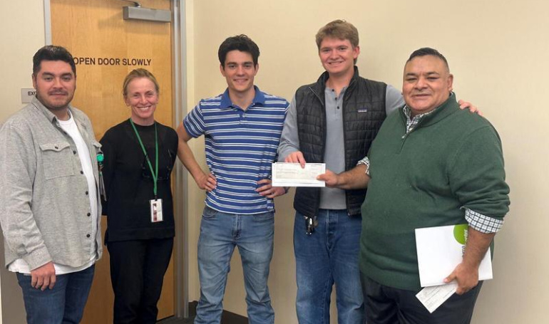 Klub Sekolah Menengah Petaluma Donasikan $5,000 ke Pusat Kesehatan Petaluma