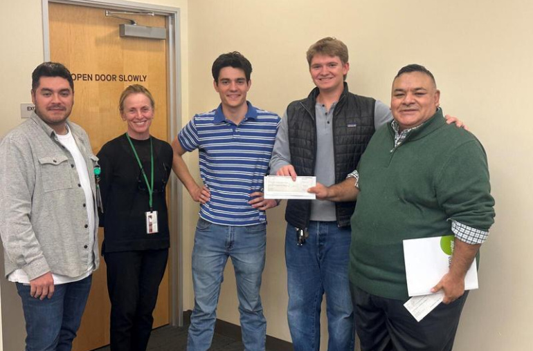 Klub Sekolah Menengah Petaluma Donasikan $5,000 ke Pusat Kesehatan Petaluma