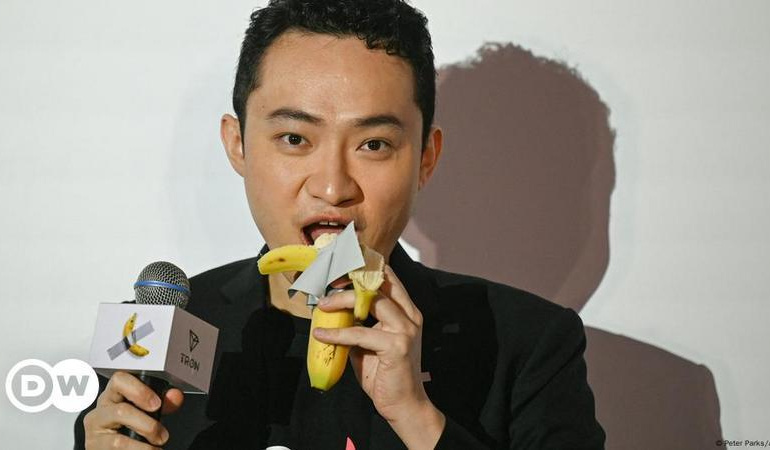 Pengusaha Crypto Memakan Pisang Seharga Jutaan Dolar yang Ditempel dengan Lakban.