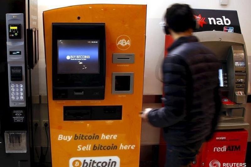 Mike McGlone Cảnh Báo: Bitcoin Có Thể Đối Mặt Với Sự Chuyển Dịch Đầu Tư Sang Vàng Vào Năm 2025, Theo U.Today